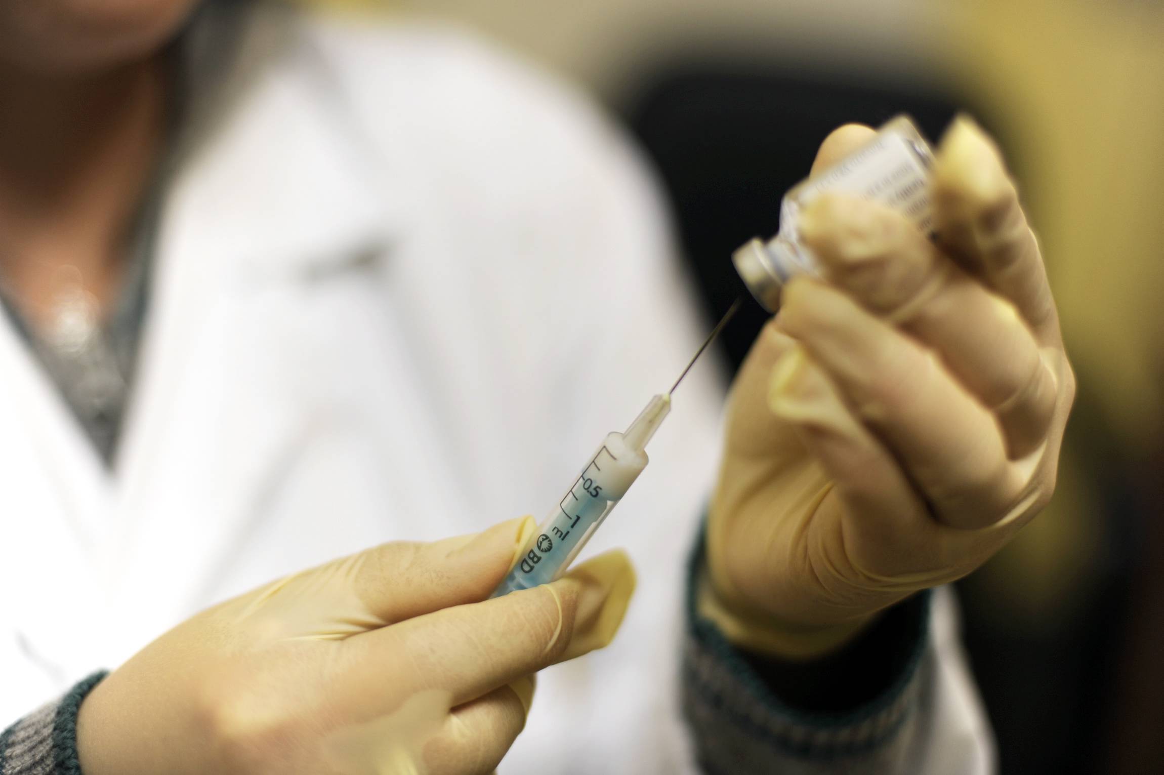 Vaccini, fiducia resta bassa in Europa ma in Italia risale, maxi-sondaggio su Lancet