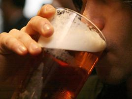 Alcol, a rischio abuso 8,6 mln italiani, preoccupano adolescenti e over 65