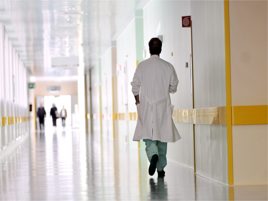 L'indagine, tra 15 anni 14 mila medici in meno nel Ssn