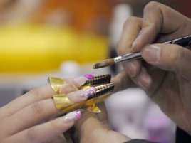 'Boom' manicure e pedicure (+46%), allarme smalti tossici